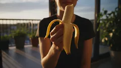 Uma banana à noite: um alimento simples com um efeito inesperado no sono